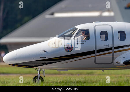 Eclipse 500 Business-Jet N843TE wird von Bruce Dickinson von Iron Maiden auf der Farnborough International Airshow geflogen. Stockfoto