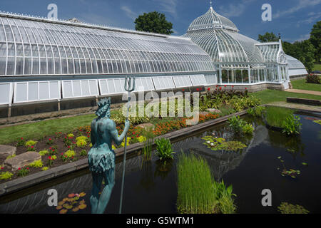 NEPTUNE STATUE AQUATIC GARDEN PHIPPS VIKTORIANISCHEN WINTERGARTEN (© HERRN & BURNHAM 1893) BOTANISCHER GARTEN PITTSBURGH PENNSYLVANIA USA Stockfoto