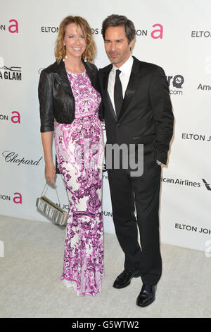 Eric McCormack und Frau Janet Holden kommen für 2013 Elton John AIDS Foundation Oscar-Party im West Hollywood Park in West Hollywood, Los Angeles statt. Stockfoto