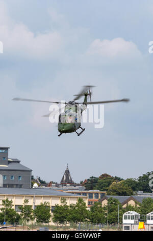 Royal Army Air Corps Westland Lynx AH7 Hubschrauber fliegen auf der Farnborough International Airshow. Stockfoto