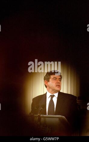 Schatzkanzler Gordon Brown hält eine Rede im Mansion House, London. Er nahm an dem Abendessen des Oberbürgermeisters Teil und sprach mit den Bankern und Händlern der City of London. Stockfoto