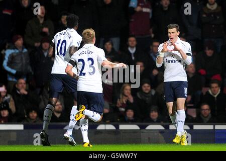 Gareth Bale von Tottenham Hotspur (rechts) feiert das erste Scoring seiner Teams Ziel des Spiels mit Teamkollegen Lewis Holtby (Mitte) und Emmanuel Adebayor (links) Stockfoto