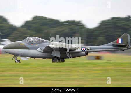 De Havilland (FW Emmen) DH-115 Vampire T55 G-HELV auf der Farnborough International Airshow. Stockfoto