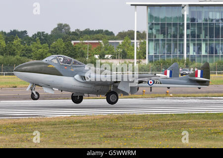 De Havilland (FW Emmen) DH-115 Vampire T55 G-HELV auf der Farnborough International Airshow. Stockfoto