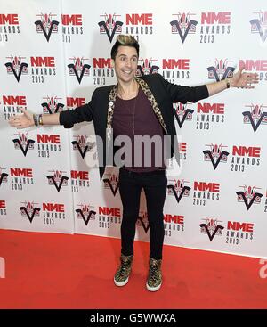 Russell Kane bei der Ankunft für die NME Awards 2013 im Troxy, London. Stockfoto