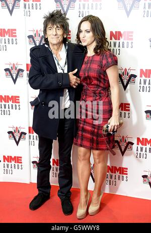 NME Awards 2013 - Ankunft - London. Ronnie Wood und Sally Humphreys kommen zu den NME Awards 2013 im Troxy, London. Stockfoto