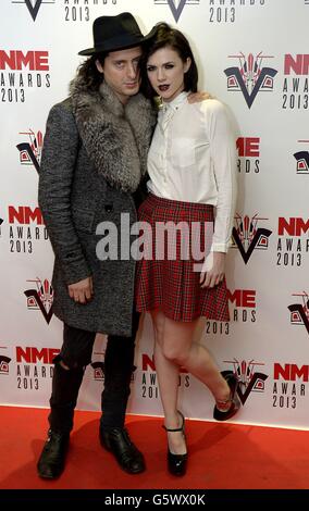 NME Awards 2013 - Ankunft - London. Carl Barat und Edie Langley kommen zu den NME Awards 2013 im Troxy, London. Stockfoto