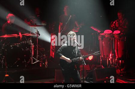 Yannis Philippakis of Foals tritt während der NME Awards 2013 im Troxy, London, auf der Bühne auf. Stockfoto