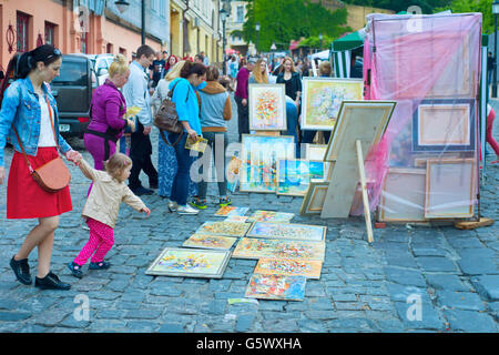 Menschen am Wochenmarkt in Andrew Abfahrt tagsüber Kiew. Stockfoto