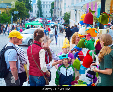 Menschen am Wochenmarkt in Andrew Abfahrt tagsüber Kiew. Stockfoto