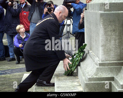 Der erste Sinn-Fein-Oberbürgermeister von Belfast, Alex Maskey, legt im Kenotaph im Rathaus von Belfast einen Kranz zum Gedenken an die Opfer der Schlacht an der Somme nieder. * in einer Show der Parteieinheit begleiteten mehrere Sinn-Fein-Ratsmitglieder Herrn Maskey in den Garten der Erinnerung, obwohl der Bürgermeister nicht an der offiziellen Zeremonie teilnahm, die um 11 Uhr im Rathaus stattfand. Stockfoto