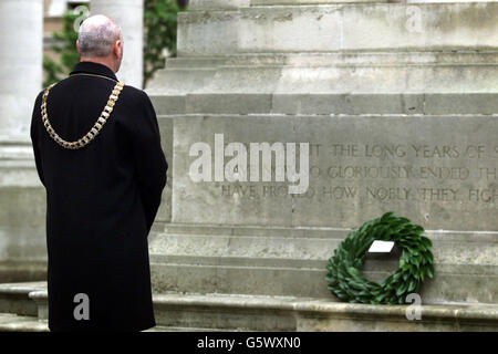 Der erste Sinn-Fein-Oberbürgermeister von Belfast, Alex Maskey, legt im Kenotaph im Rathaus von Belfast einen Kranz zum Gedenken an die Opfer der Schlacht an der Somme nieder. * in einer Show der Parteieinheit begleiteten mehrere Sinn-Fein-Ratsmitglieder Herrn Maskey in den Garten der Erinnerung, obwohl der Bürgermeister nicht an der offiziellen Zeremonie teilnahm, die um 11 Uhr im Rathaus stattfand. Stockfoto