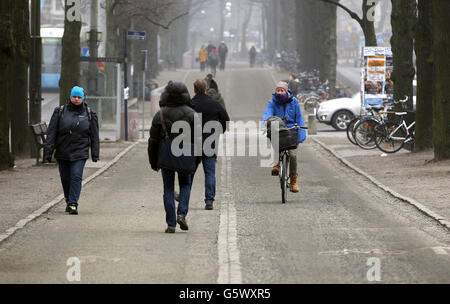 Radfahrer und Fußgänger machen sich auf einem gemeinsamen Weg in Göteborg, Schweden, durch. Stockfoto