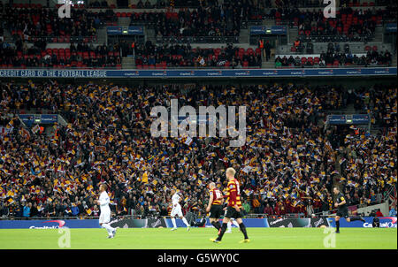 Fußball - Capital One Cup - Finale - Bradford City / Swansea City - Wembley Stadium. Fans von Bradford City zeigen ihre Unterstützung auf den Tribünen Stockfoto