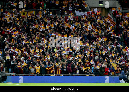 Fußball - Capital One Cup - Finale - Bradford City / Swansea City - Wembley Stadium. Fans von Bradford City zeigen ihre Unterstützung auf den Tribünen Stockfoto