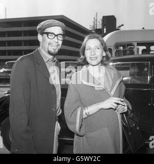 Der Schauspieler Peter O'Toole und seine Schauspielerin Frau Sian Phillips am Flughafen London, kurz bevor sie an Bord eines aer Lingus-Liners für Dublin gingen. Das Paar reist nach Irland, damit ihr Kind als irischer Staatsbürger geboren wird. Stockfoto