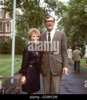 Petula Clark und Peter O'Toole, die im Filmmusical Auf Wiedersehen Mr Chips die Hauptrolle spielt. Stockfoto