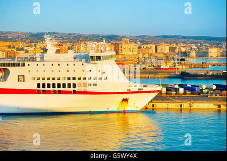 Passagierschiff in Civitavecchia Hafen am Meer bei Sonnenuntergang. Italien Stockfoto