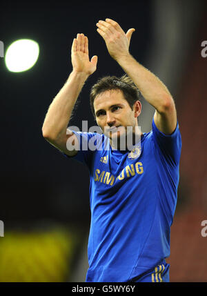 Fußball - Barclays Premier League - Stoke City gegen Chelsea - Britannia Stadium. Chelseas Frank Lampard applaudiert den Fans nach dem letzten Pfiff Stockfoto