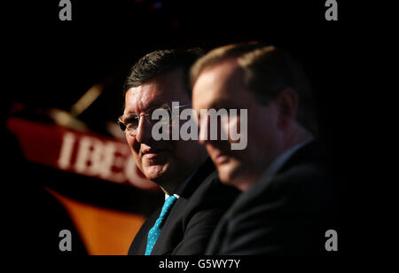 Taoiseach Enda Kenny (rechts) und der Präsident der Europäischen Kommission, Jose Manuel Barroso, treffen sich, um vor der IBEC-Konferenz der Hauptverantwortlichen im Convention Center in Dublin zu sprechen. Stockfoto