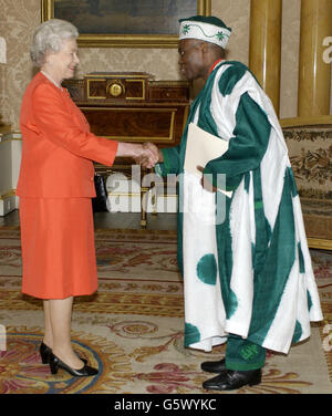 Königin Elizabeth II. Empfängt seine Exzellenz, den Hochkommissar für Nigeria, Doktor Christophrt Kolade, der seine Beglaubigungsschreiben im Buckingham Palace überreichte. Stockfoto