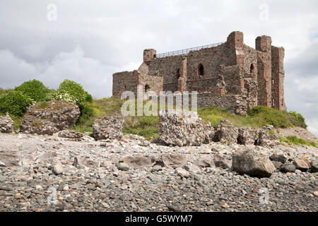 Die Ruinen von Piel Schloss steht auf den steinigen Ufern des Piel Island off Halbinsel Furness in Cumbria, England. Stockfoto