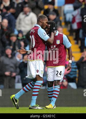 Christian Benteke (links) von Aston Villa feiert den ersten Treffer seiner Seite Ziel des Spiels mit Teamkollege Simon Dawkins (rechts) Stockfoto