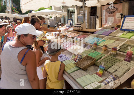 Outdoor-Marktstand in Lourmarin verkaufen verschiedene duftende Bars von Seife, Luberon, Vaucluse, Provence-Alpes-Côte d ' Azur, Frankreich Stockfoto