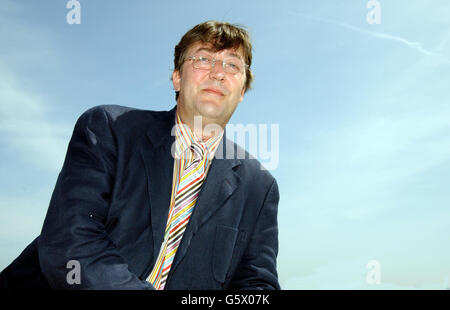 Schauspieler und Schriftsteller Stephen Fry bei einer Fotoschau auf dem Dach des Noga Hilton Hotels in Cannes, die seinen neuen Film "Bright Young Things" während der 55. Filmfestspiele von Cannes in Frankreich promotet. Stockfoto