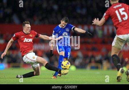 Fußball - Barclays Premier League - Manchester United / Everton - Old Trafford. Kevin Mirallas von Everton (rechts) und Phil Jones von Manchester United (links) kämpfen um den Ball Stockfoto