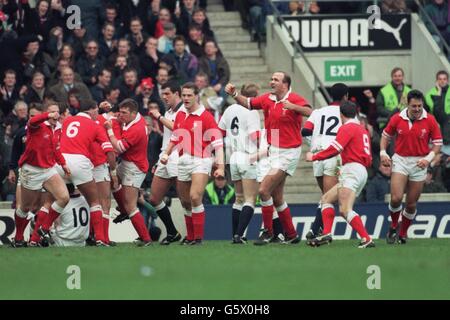 03-FEB-96, England / Wales. Das walisische Team feiert den ersten Versuch des Spiels Stockfoto