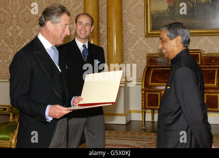 Der Prinz von Wales (links) und der Graf von Wessex (Mitte) als Staatsberater empfangen den Hochkommissar von Sri Lanka, Faisz Mustapha, im Buckingham Palace, London. Stockfoto