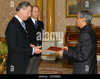 Der Prinz von Wales (links) und der Graf von Wessex (Mitte) als Staatsberater empfangen den Hochkommissar von Sri Lanka, Faisz Mustapha, im Buckingham Palace, London. Stockfoto