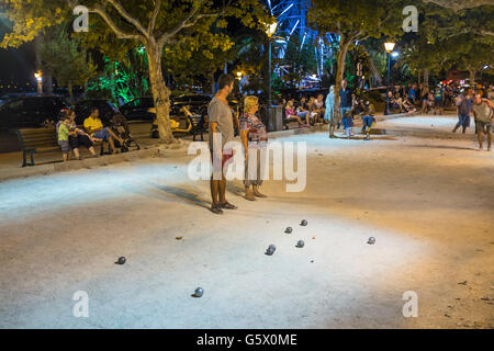 Eine Gruppe von Menschen, die den Ball Spiel (la Pétanque) in Sommerabend in Le Lavandou, Var, Provence-Alpes-Côte d ' Azur, Frankreich Stockfoto