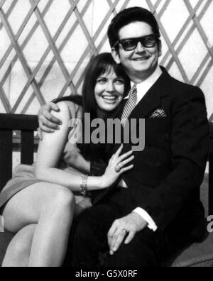 Der amerikanische Sänger Roy Orbison, der die 19-jährige Barbara Wellhoener-Jakobs umarmt. BERÜHMTHEIT Stockfoto