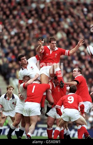 03-FEB-96. ....England / Wales. Gareth Llewellyn (Wales) springt Martin Johnson um den Ball Stockfoto