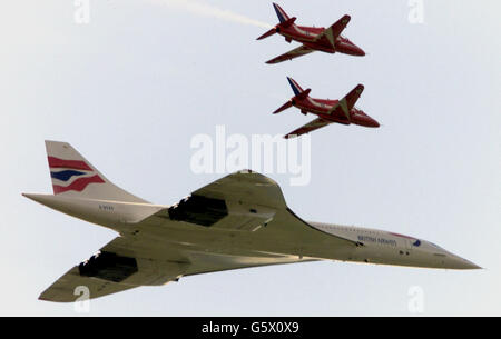 Concorde führt die Red Arrows über Marham, Norfolk, während einer Wiedererrichtung für den Golden Jubilee-Flypast der Königin, der in London stattfinden soll. Stockfoto