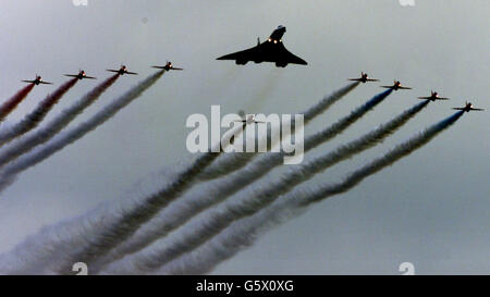 Concorde führt die Red Arrows über Marham, Norfolk, während einer Wiedererrichtung für den Golden Jubilee-Flypast der Königin, der in London stattfinden soll. Stockfoto