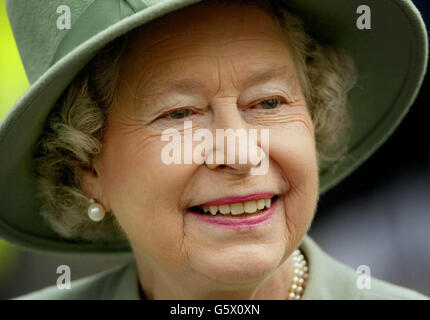 Die britische Königin Elizabeth lächelt bei ihrem Spaziergang auf dem Melrose Market Square in den Scottish Borders an die versammelten Menschenmassen. Es ist der letzte Tag des Golden Jubilee Besuches der Königin in Schottland. Stockfoto