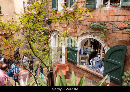 Touristen auf der Straße von Bormes-Les-Mimosas, Var, Provence-Alpes-Côte d ' Azur, Frankreich Stockfoto