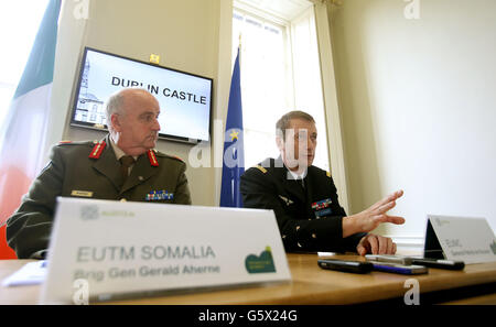 Brigadegeneral Gerald Aherne (links) von den irischen Verteidigungskräften und General Patrick de Rousiers von der EUMC bei der Pressekonferenz in Dublin Castle über die EU-Militärmission, die zur Ausbildung der somalischen Sicherheitskräfte beitragen soll. Stockfoto