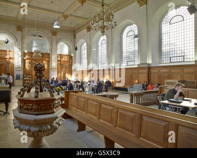 St Nicholas Cole Abbey, Kirche in der City of London; Innenraum in ein Café umgewandelt Stockfoto