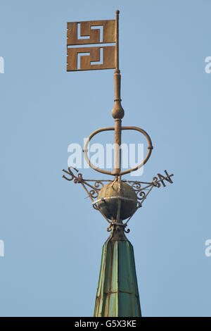 St Peter Cornhill, Kirche in der City of London; Wetterfahne Schlüssel als Symbol (Attribut oder Emblem) von St. Peter Stockfoto