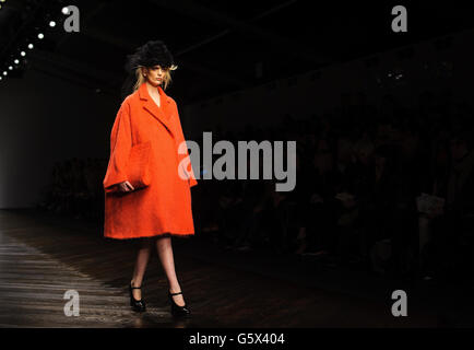 Ein Model auf dem Laufsteg während der John Rocha Laufsteg Show am zweiten Tag der London Fashion Week im Somerset House, London. Stockfoto