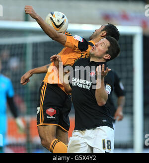 Ahmed Elmohamady von Hull City (links) und Yann Kermorgant von Charlton Athletic In Aktion Stockfoto