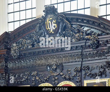 St. Stephen Walbrook, Kirche in der City of London; geschwungene Giebel in das Retabel mit geschnitztem Holz und Blumen. Stockfoto