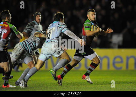 Danny Care von Harlequins kommt von Leicester Tigers' Anthony Allen, um beim Aviva Premiership-Spiel in Twickenham Stoop, Twickenham, einen Versuch zu machen. Stockfoto