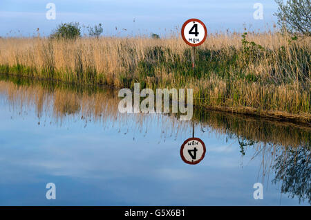 4 km/h Geschwindigkeit Zeichen für Boot Fahrer in der Nähe von Ludham Brücke über den Fluss Ant in den Norfolk Broads, England. Stockfoto