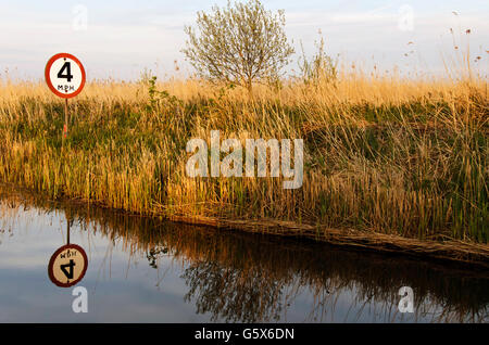 4 km/h Geschwindigkeit Zeichen für Boot Fahrer in der Nähe von Ludham Brücke über den Fluss Ant in den Norfolk Broads, England. Stockfoto