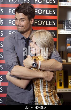 Die Schauspieler Josh Duhamel und Julianne Hough besuchen eine Buchunterzeichnung in Foyles in Westfield London, mit dem Bestseller-Romanautor Nicholas Sparks, bevor sie ihren neuen Film Safe Haven vorführen. Stockfoto